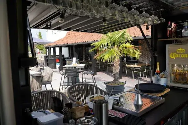 DSC00501-600x400-1.webp SHIPPING CONTAINER BAR 8ร2 METERS BLACK RAL 9005