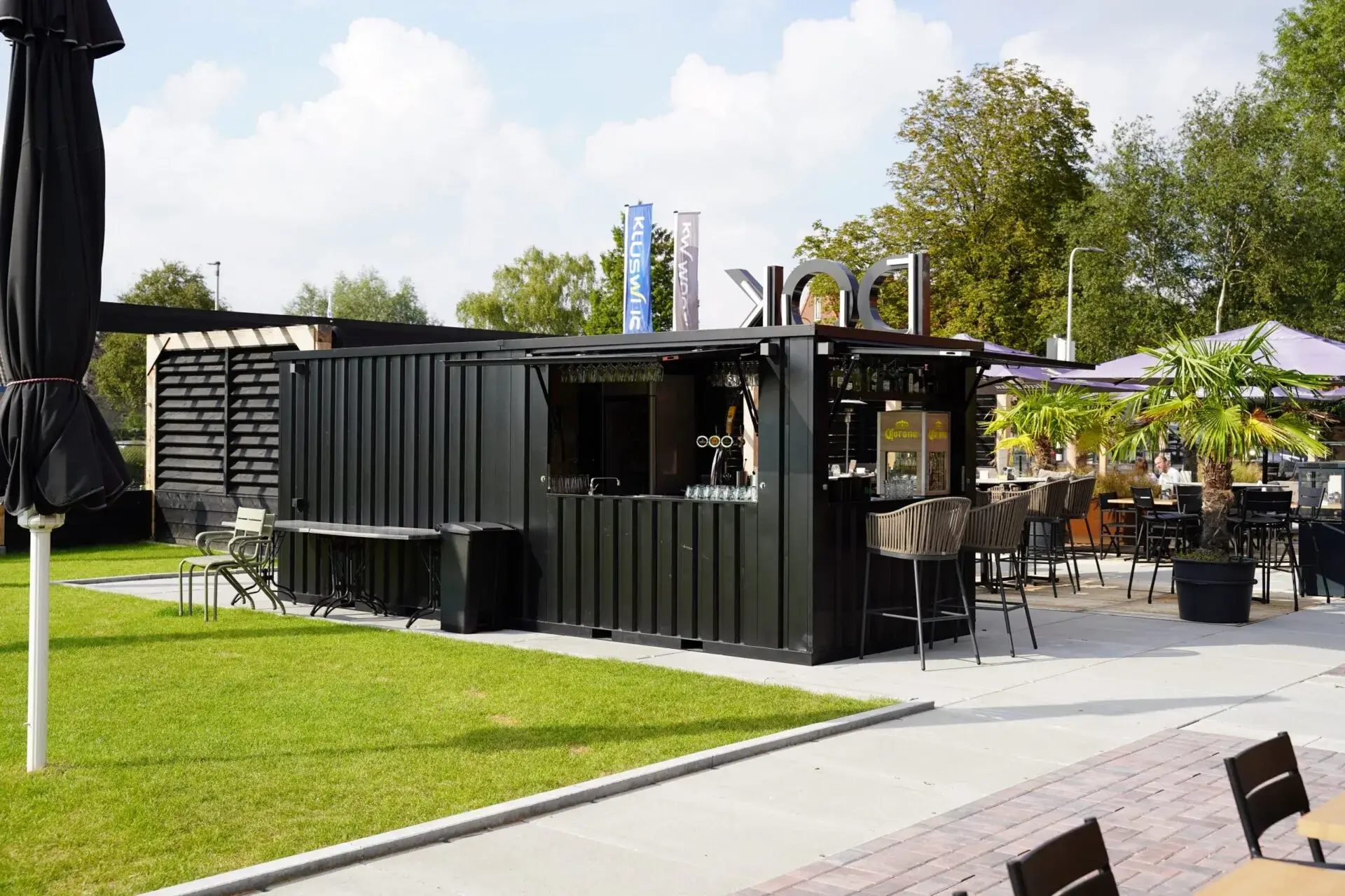 DSC00508-scaled-1-1.webp SHIPPING CONTAINER BAR 4ร3 XL METERS BLACK RAL 9005