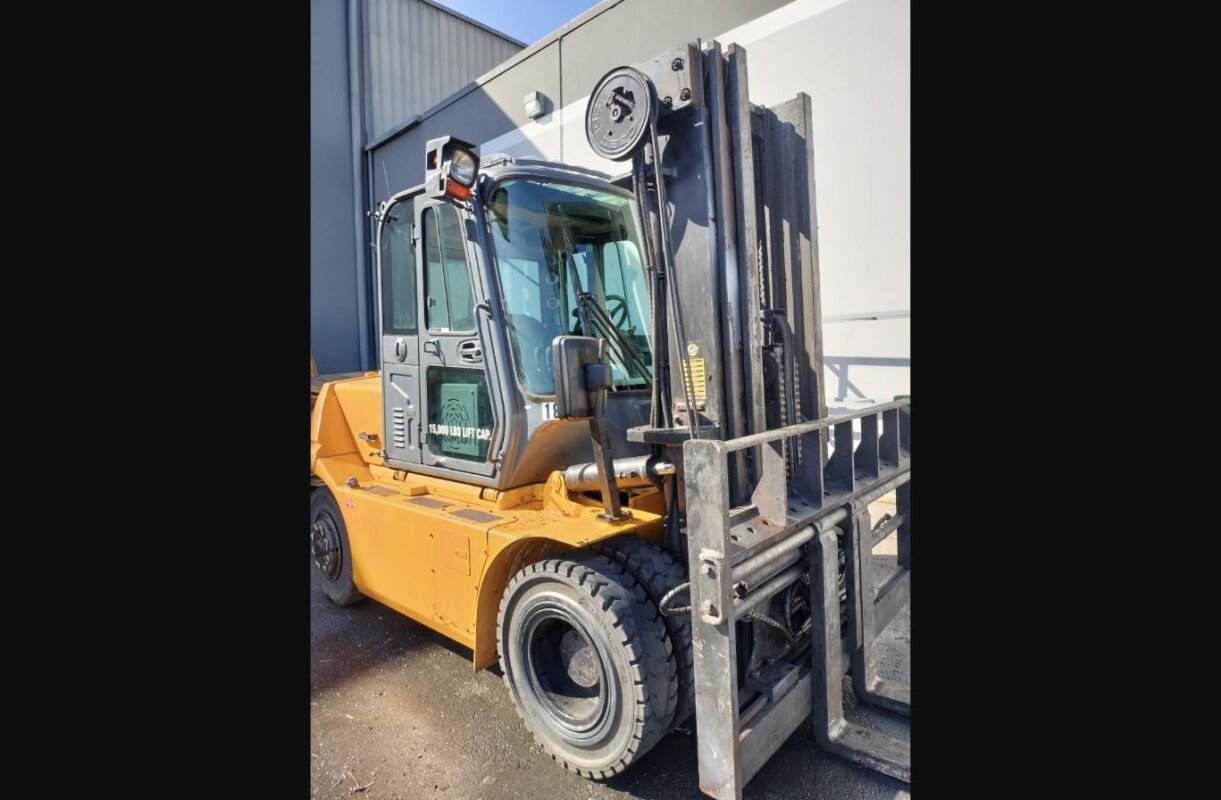 Cargo Co 2018 Hyundai 70D-9 forklift front quarter view with mast