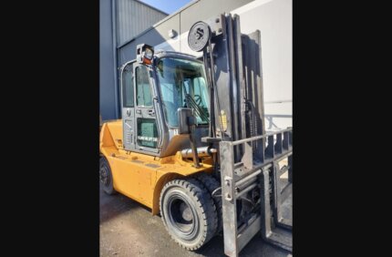 Cargo Co 2018 Hyundai 70D-9 forklift front quarter view with mast